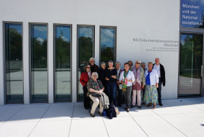 Die Besuchergruppe vor dem Eingang des NS-Dokumentationszentrum in München. Das Gebäude besticht sowohl außen als auch innen durch schlichte und sachliche Architektur.