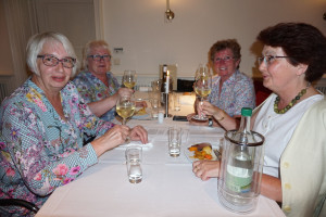 Edith Peter, Christine Noisser, Roswitha Beyer und Waltraud Lotz beim Festabend im Kaisersaal