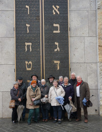 Vor dem großen Tor der Synagoge